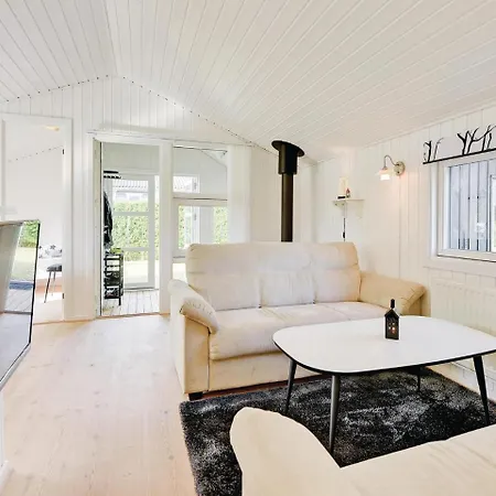 Three-bedroom Holiday In בית נופש